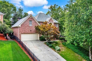 2448 Kings Arms Dr in Atlanta, GA - Building Photo