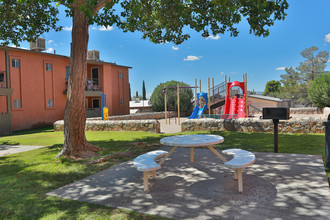 Sand Pebble Apartments in El Paso, TX - Building Photo - Building Photo