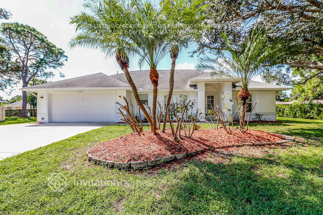 423 Azure Rd in Venice, FL - Foto de edificio