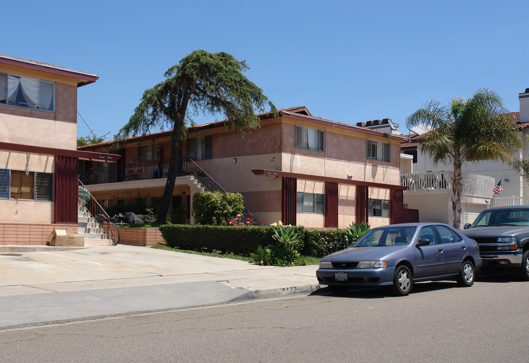 952-958 Tourmaline St in San Diego, CA - Building Photo