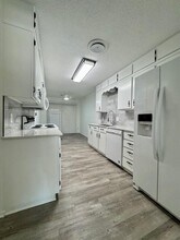 1300 W Rolling Oaks Dr in Rogers, AR - Foto de edificio - Building Photo
