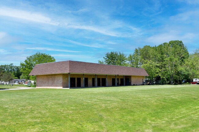 Kingsbrook Estates in Almont, MI - Foto de edificio - Building Photo