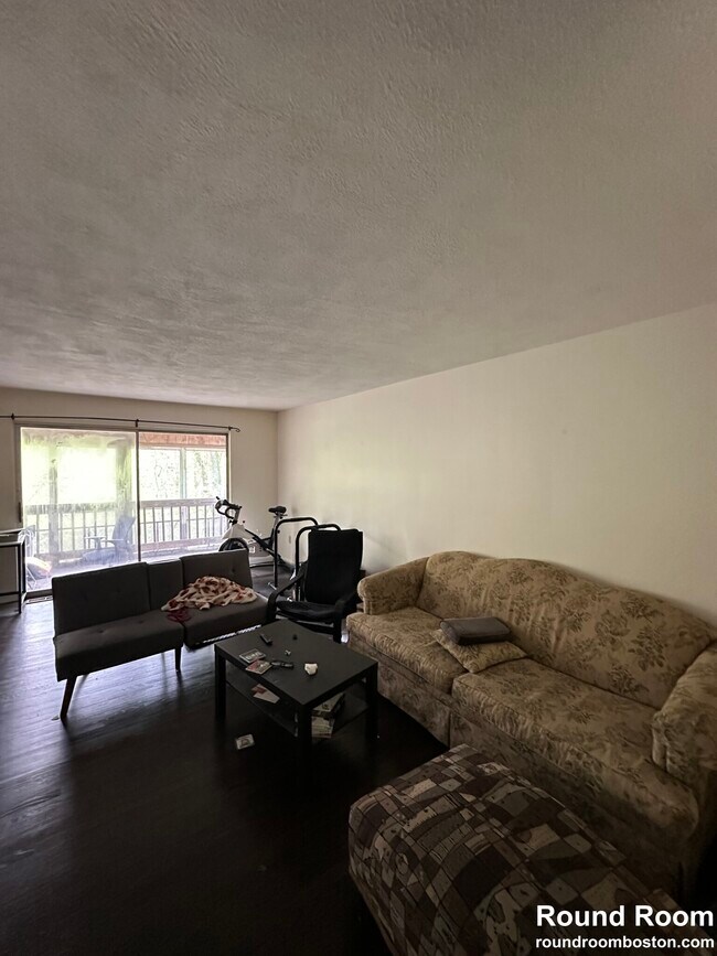 19 Kippy Dr, Unit 1 in Waban, MA - Building Photo - Building Photo