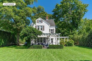 224 Hill St in Southampton, NY - Building Photo