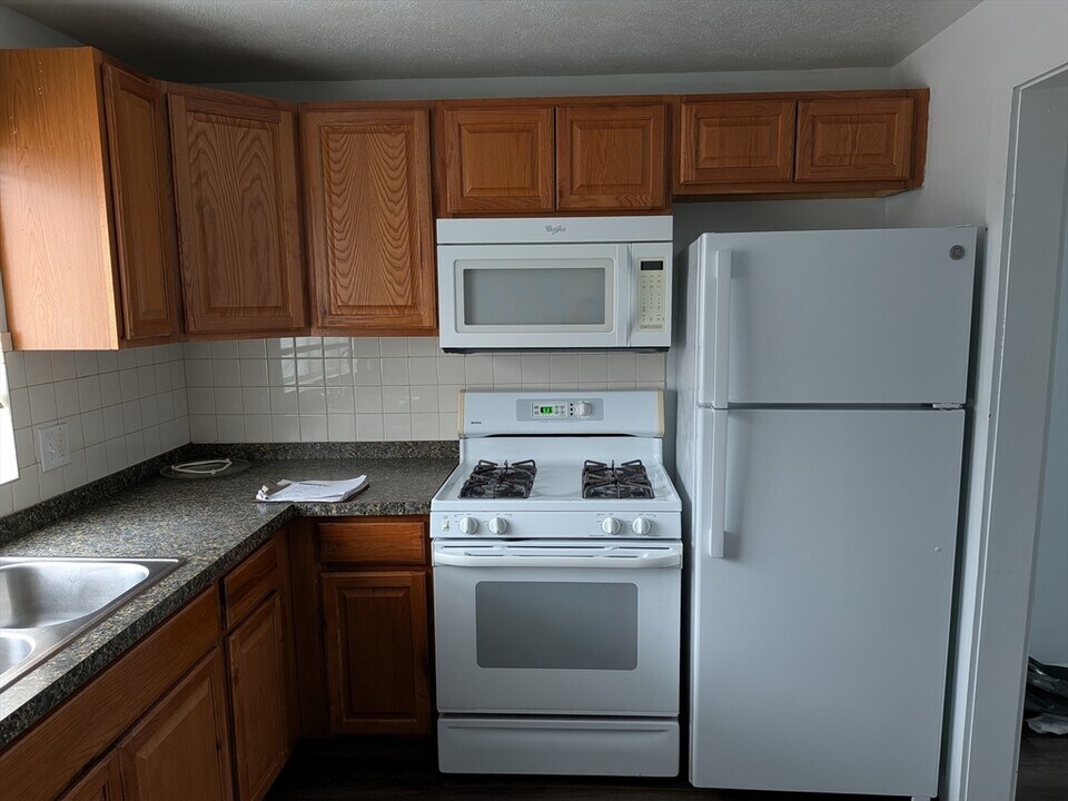 83R Hobart St in Danvers, MA - Building Photo