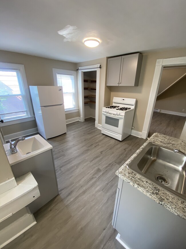 1720 N Astor St, Unit 1720A in Milwaukee, WI - Building Photo - Building Photo