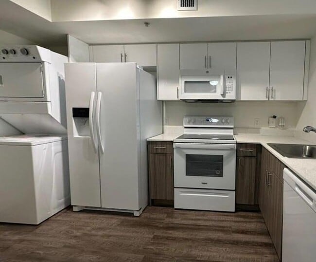 18335 NW 68th Ave, Unit 245-518 in Hialeah, FL - Building Photo - Building Photo
