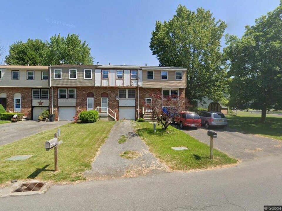 4159A Burningtree Rd in Liverpool, NY - Foto de edificio