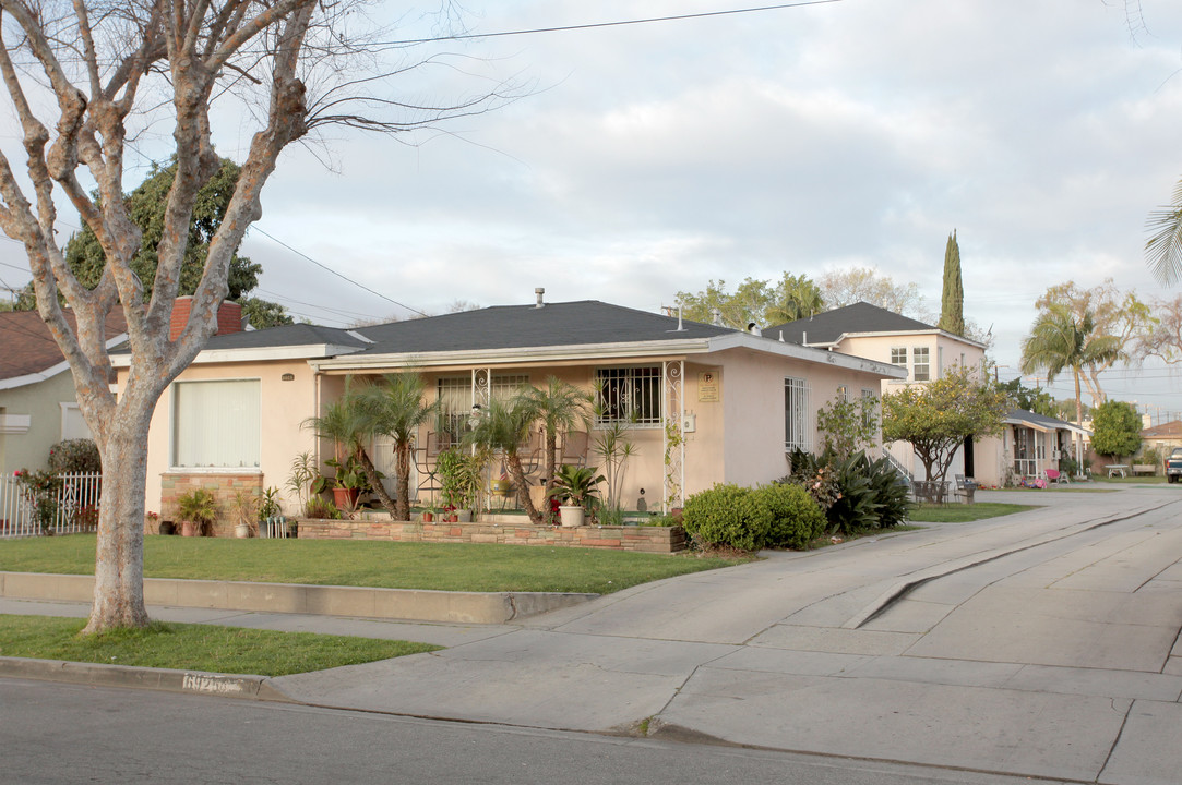 6925 Vinevale Ave in Bell, CA - Foto de edificio