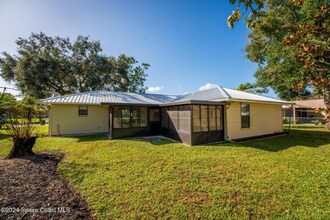 777 Hamm St NW in Palm Bay, FL - Foto de edificio - Building Photo