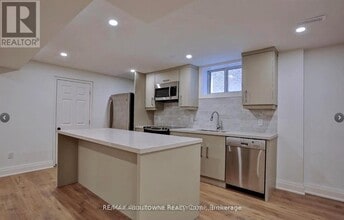 136 Westside Dr in Oakville, ON - Building Photo - Building Photo