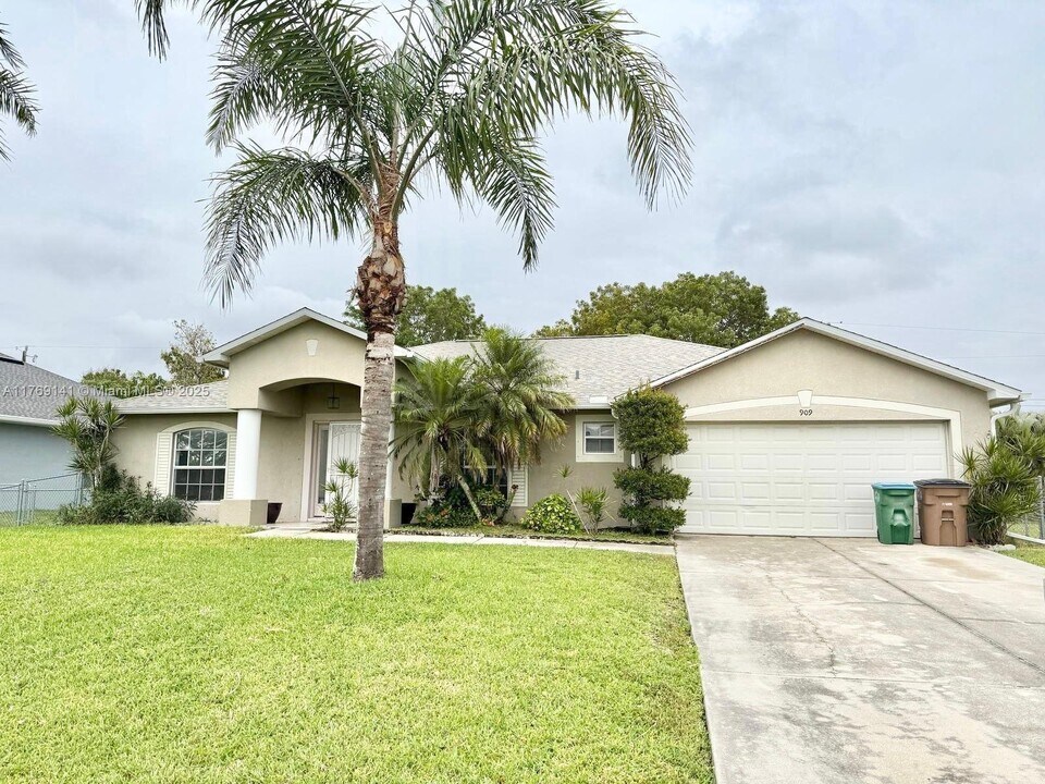 909 SW 10th Pl in Cape Coral, FL - Building Photo