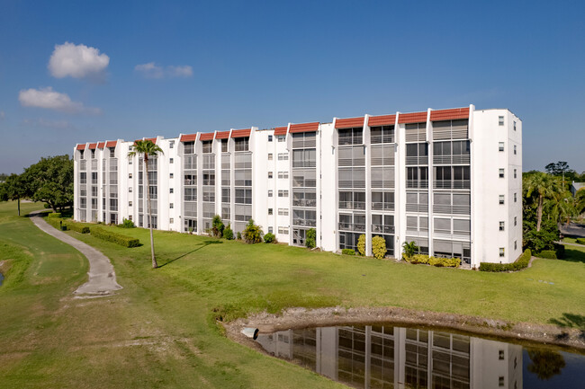 Poinciana Place Cond in Lake Worth, FL - Building Photo - Building Photo