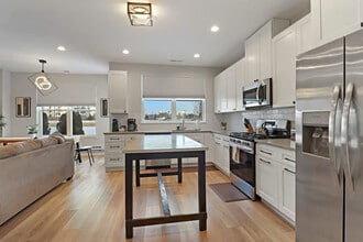 28415 Torch Pkwy, Unit SI ID1502222P in Warrenville, IL - Foto de edificio - Building Photo