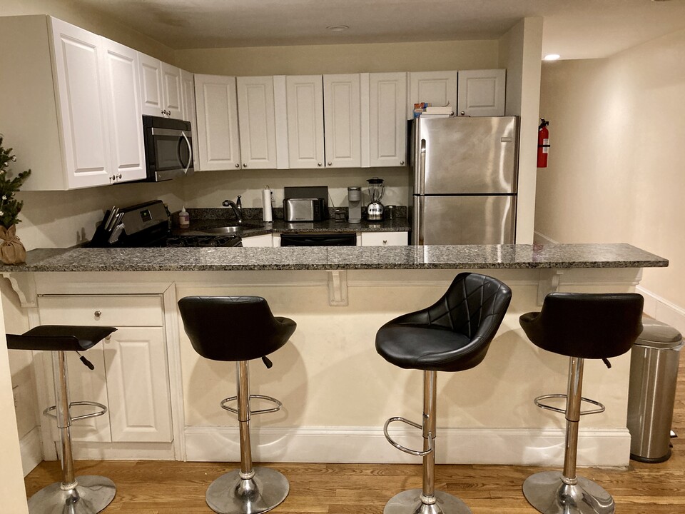 74 Egmont St, Unit 5 in Brookline, MA - Foto de edificio