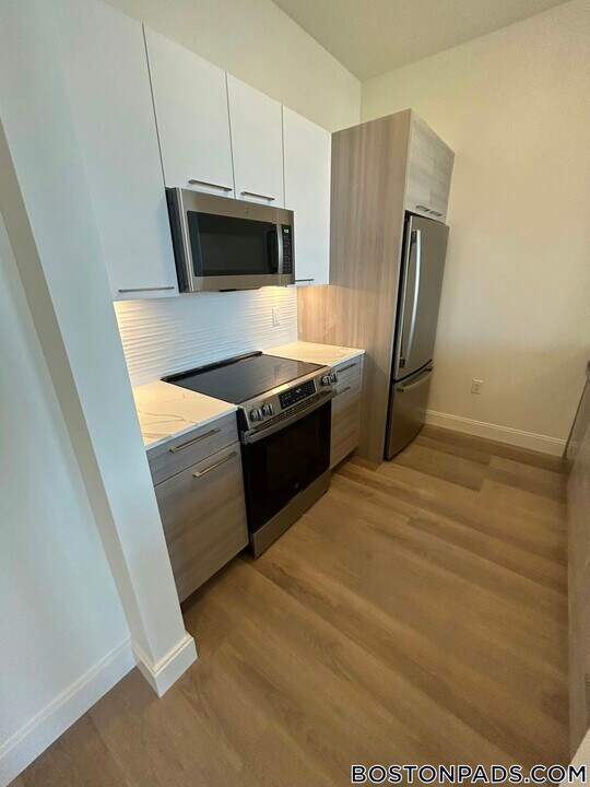 1079 Commonwealth Ave in Boston, MA - Building Photo