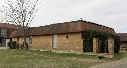 Kuebel Village Apartments in New Orleans, LA - Building Photo - Building Photo