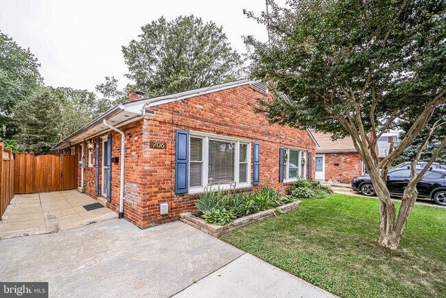 property at 706 W Glebe Rd