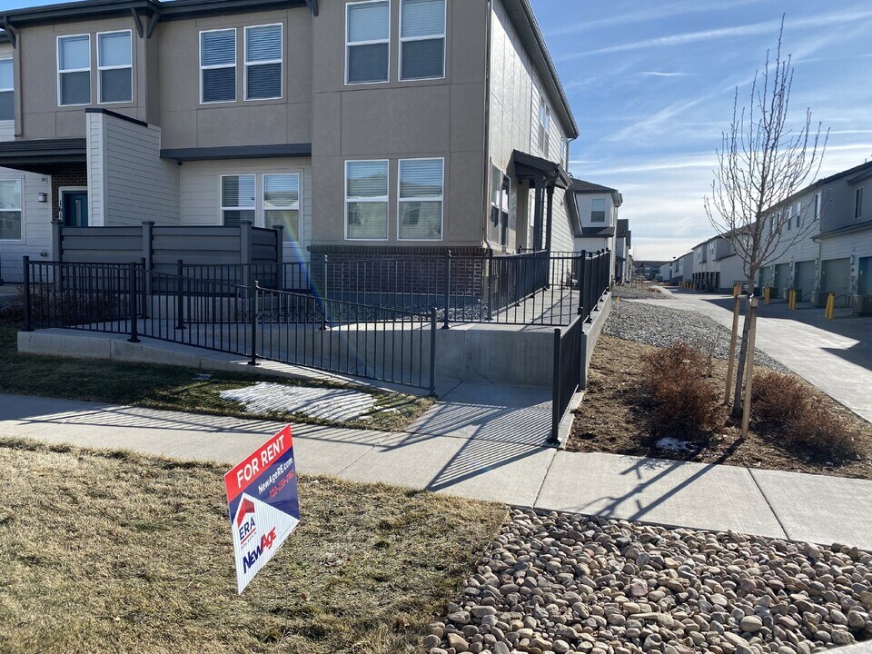 16146 Warner Dr in Denver, CO - Building Photo