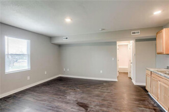 5401 E 27th Ter in Kansas City, MO - Building Photo - Interior Photo