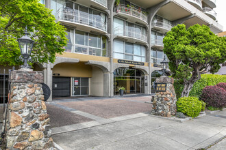 Lakeside Regency Plaza in Oakland, CA - Building Photo - Building Photo