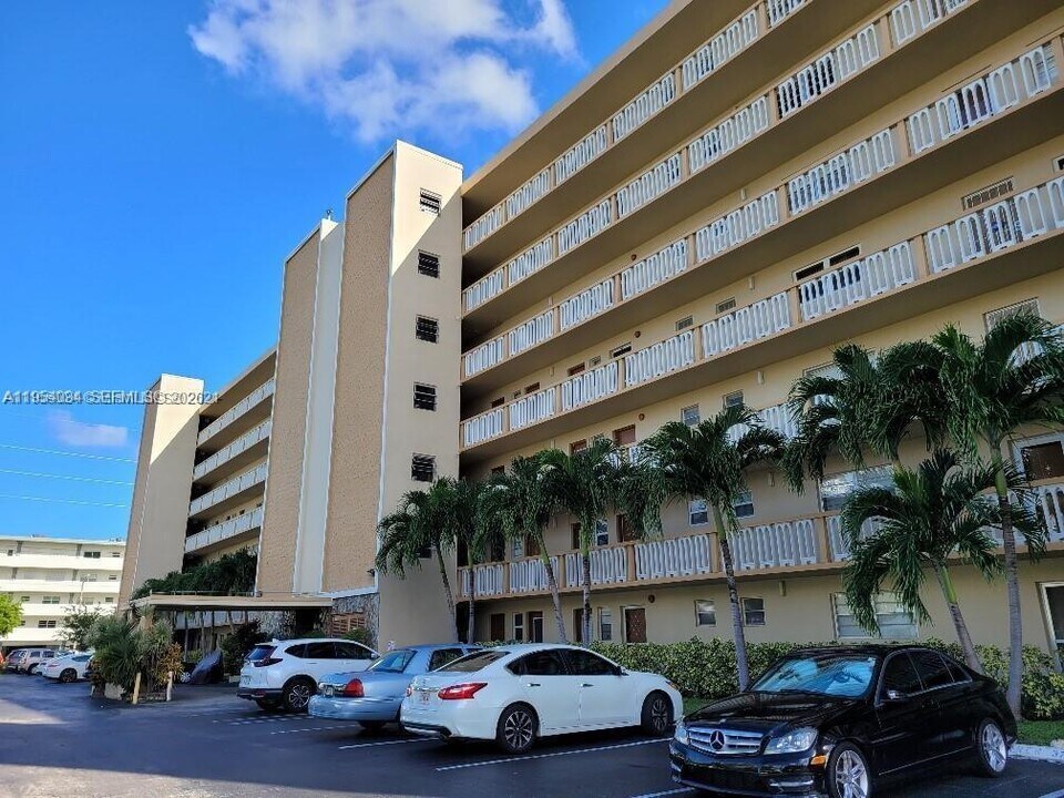 319 NE 14th Ave in Hallandale Beach, FL - Building Photo