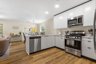 Magnolia Condominiums in San Marcos, TX - Foto de edificio - Building Photo