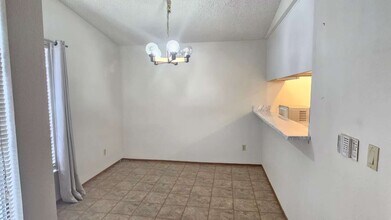 814 Portugal Way in Sacramento, CA - Building Photo - Building Photo