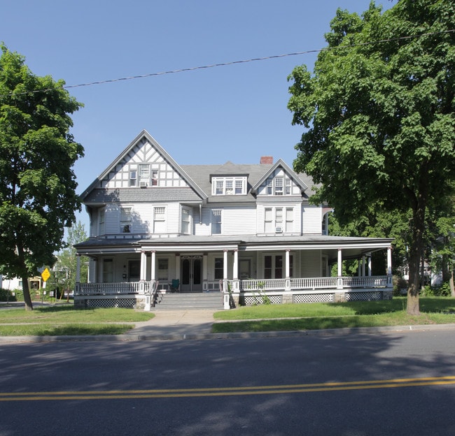 453 Glen St in Glens Falls, NY - Foto de edificio - Building Photo