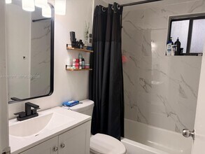 5300 W 21st Ct in Hialeah, FL - Foto de edificio - Building Photo