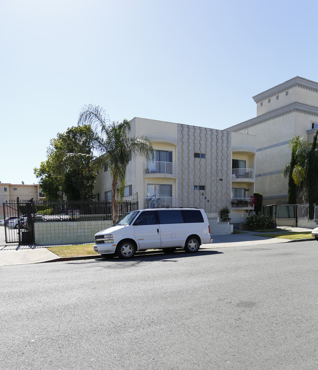 326 S Serrano Ave in Los Angeles, CA - Foto de edificio