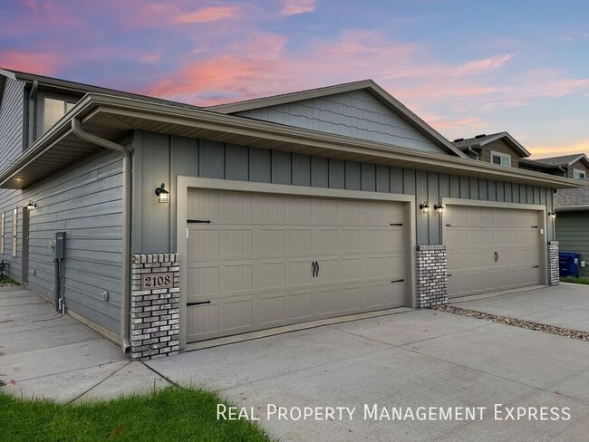3 Bed 2.5 Bath Townhome w/ Two-Stall Garage in Western SF