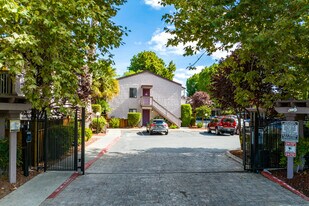 Cambridge Arms Condominiums in Concord, CA - Building Photo