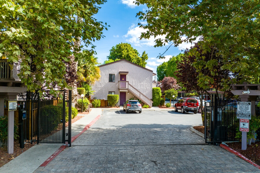 Cambridge Arms Condominiums in Concord, CA - Foto de edificio