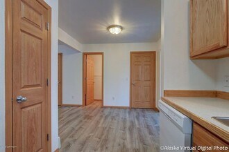 1055 E Klatt Rd, Unit 3 in Anchorage, AK - Building Photo - Building Photo
