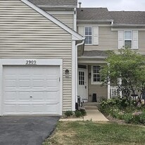 2909 White Thorn Cir in Naperville, IL - Building Photo