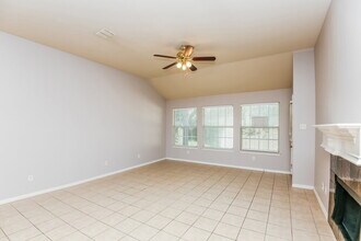 1100 Hillwood Dr in Saginaw, TX - Foto de edificio - Building Photo