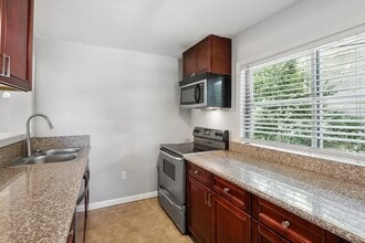 1268 Eastland Rd SE in Atlanta, GA - Foto de edificio - Building Photo