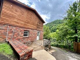 1233 Collins Hwy in Pikeville, KY - Building Photo