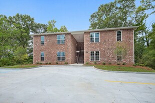 124 Thornton Ln, Unit Unit B in Denham Springs, LA - Building Photo