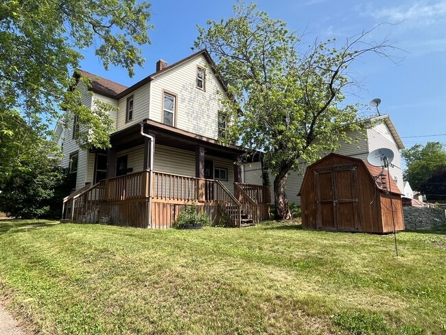 property at 914 N 12th Ave E