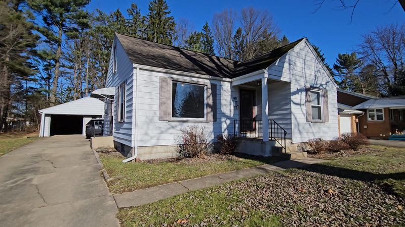 756 Nellbert Ln in Youngstown, OH - Building Photo