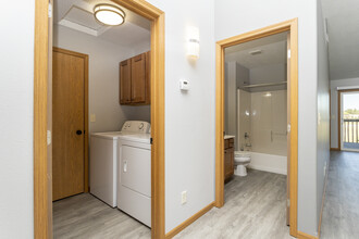 Dakota Prairie Apartments in Dakota Dunes, SD - Building Photo - Interior Photo