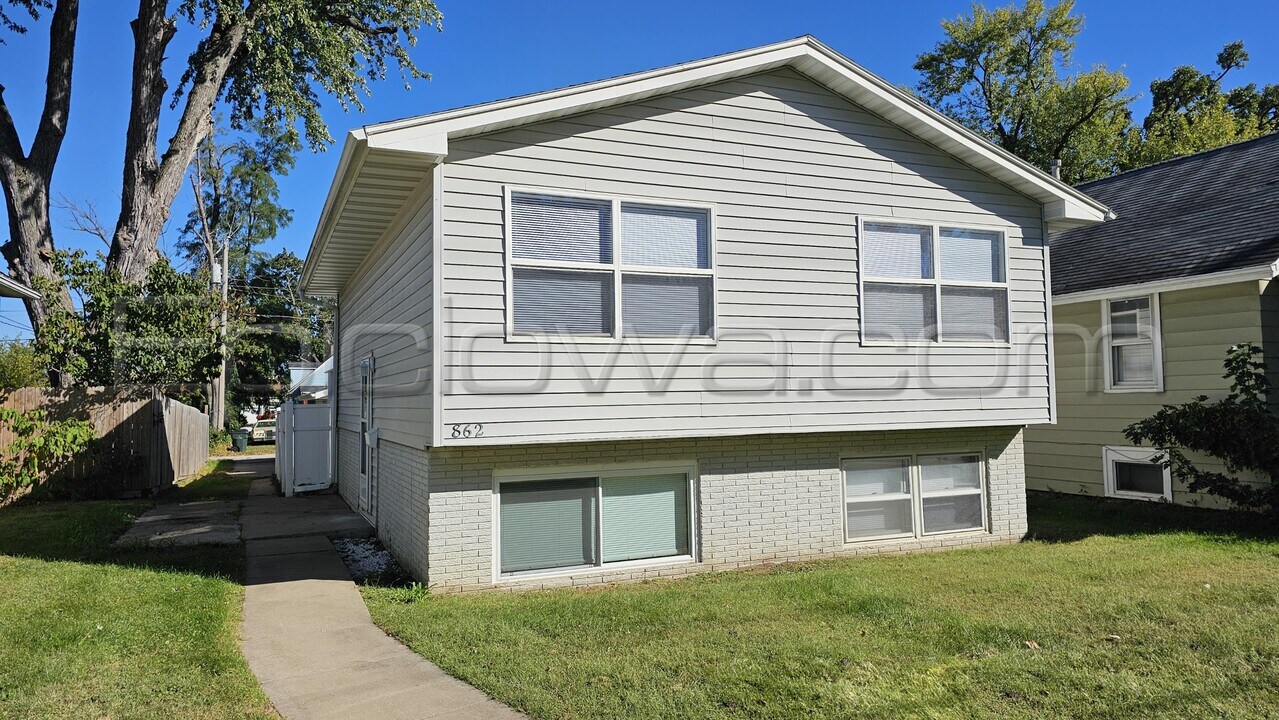 862 Oakland Rd NE in Cedar Rapids, IA - Foto de edificio