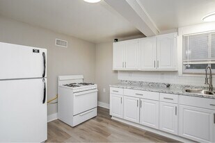 2146 Wyndhurst Rd in Toledo, OH - Building Photo