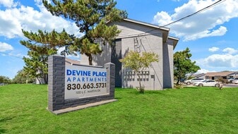 Devine Place Apartments in Devine, TX - Building Photo