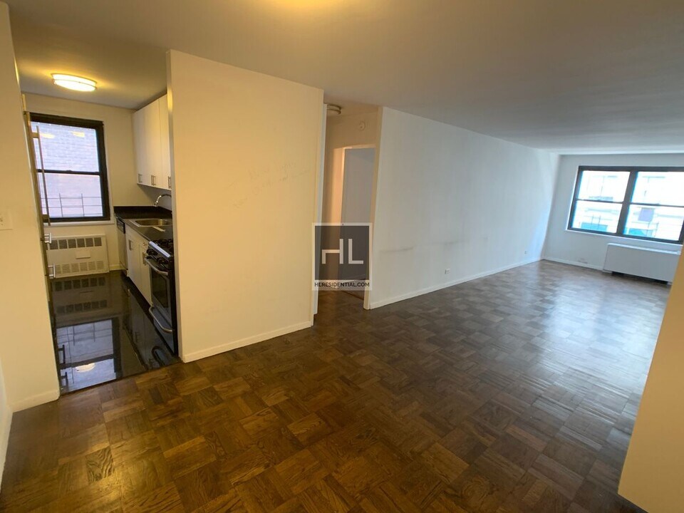 5 AVENUE in New York, NY - Building Photo