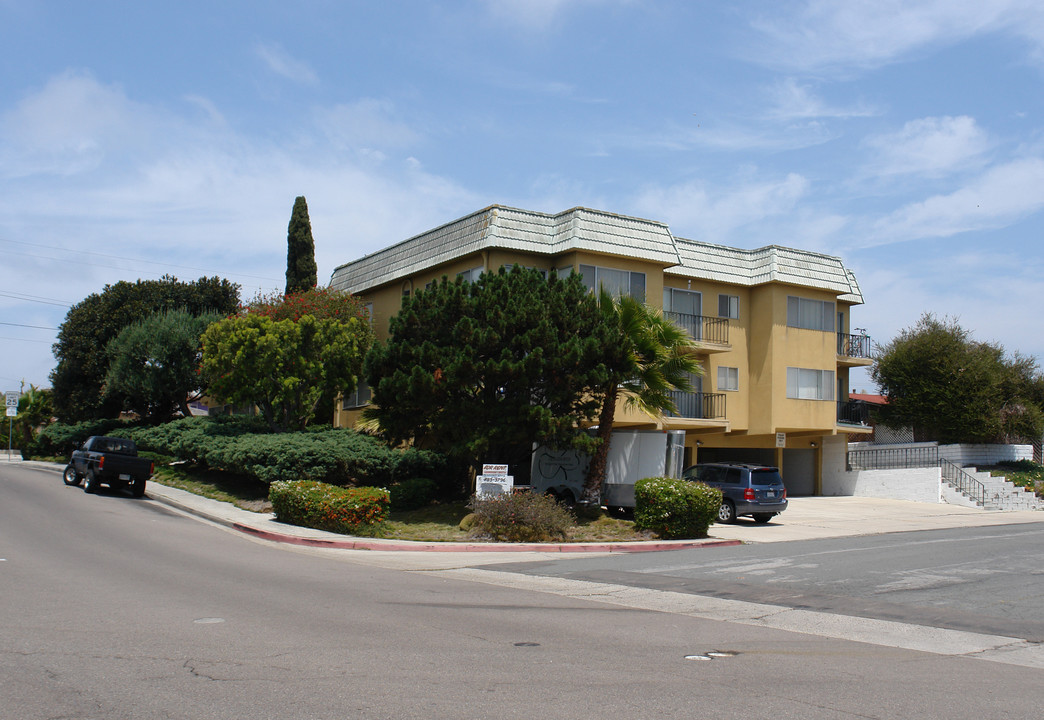 Diamond Apartments in San Diego, CA - Building Photo