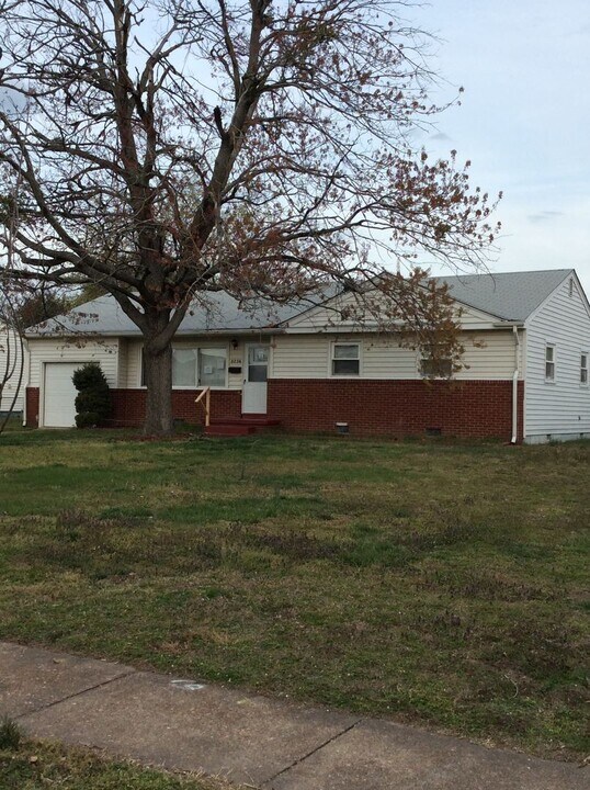 8236 Meadow Creek Rd in Norfolk, VA - Building Photo