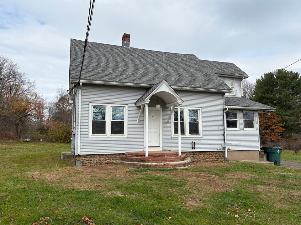 152 Blacks Rd in Cheshire, CT - Building Photo